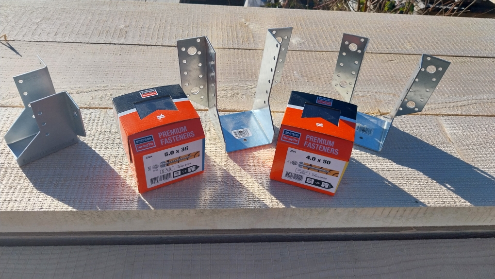 Vis et sabots de charpente